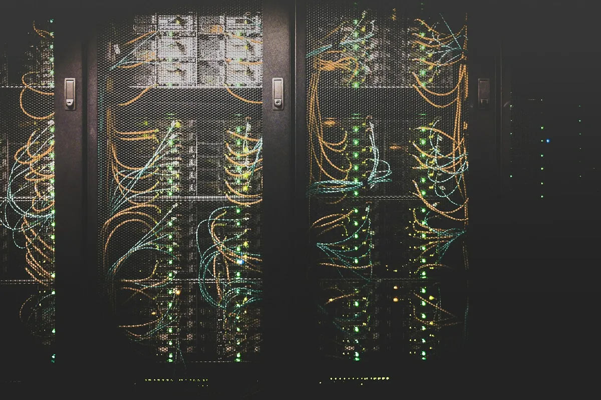 Connected network cables and servers in a data centre